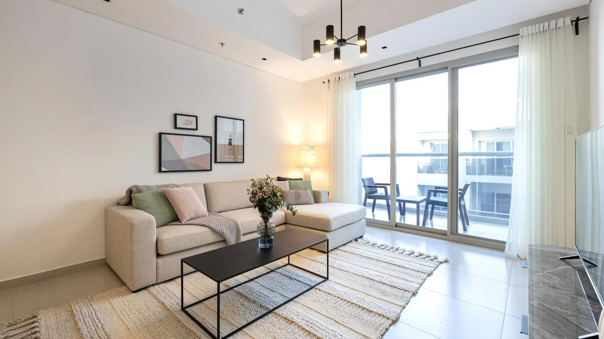2Br Api 1000 Community View Jumeirah location
